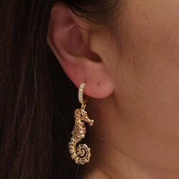 🔥LAST 1🔥NEW 18KGP SEAHORSE ASYMMETRICAL EARRING - Picture 5 of 5